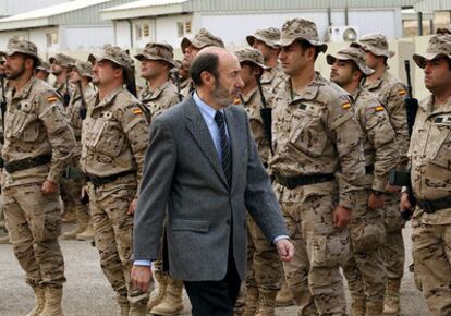 Rubalcaba, pasa revista a las tropas en la Base de Apoyo Avanzado (FSB) de Herat