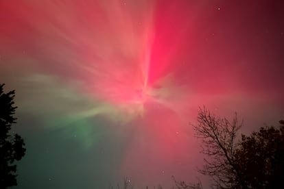 Destellos rosados y verdes iluminaron la noche del jueves en Falmouth, un pueblo del condado de Cumberland en el estado estadounidense de Maine.