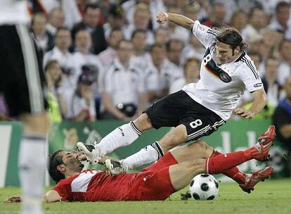 Frings pelea un balón con el turco Altintop en el partido de semifinales.