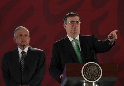 El canciller mexicano, Marcelo Ebrard, junto a presidente, Andrés Manuel López Obrador, durante una rueda de prensa matutina.