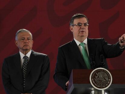 El canciller mexicano, Marcelo Ebrard, junto a presidente, Andrés Manuel López Obrador, durante una rueda de prensa matutina.