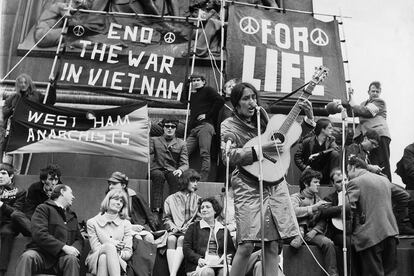 En 1965, durante una protesta contra la guerra de Vietnam en Trafalgar Square.