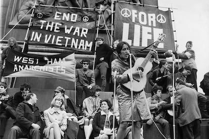 En 1965, durante una protesta contra la guerra de Vietnam en Trafalgar Square.