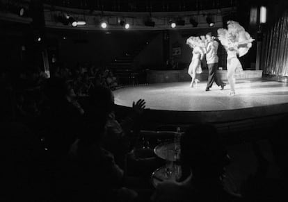 La sala de fiestas Pasapoga, en la calle Gran Vía de Madrid, era uno de los lugares de la capital en los que las gentes de dinero, adictos al régimen de Franco y espías de distintos países se concentraban para ver un espectáculo nocturno.