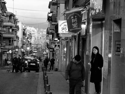 El primer restaurante chino que recuerdan los vecinos del madrileño distrito de Usera estaba en la calle de Rafaela Ybarra. Situado frente al parque Olof Palme que había sido inaugurado poco antes por el presidente del Gobierno de la época, Felipe González, poco después del asesinato de su amigo el primer ministro sueco que le dio nombre al parque. Eran finales de los ochenta y principios de los noventa y aquel local era único en el barrio. Actualmente en Usera hay censados 6.409 ciudadanos chinos. En 30 años el barrio se ha transformado completamente.