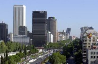 Edifico del banco BBVA en el Paseo de la Castellana, en Madrid, junto con edificios de Axa Seguros, Banco Guipuzcoano, Caja de Madrid, Torre Picasso y una de las torres K&iacute;o. EFE/Archivo