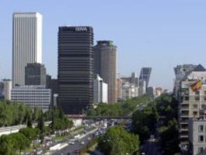 Edifico del banco BBVA en el Paseo de la Castellana, en Madrid, junto con edificios de Axa Seguros, Banco Guipuzcoano, Caja de Madrid, Torre Picasso y una de las torres K&iacute;o. EFE/Archivo