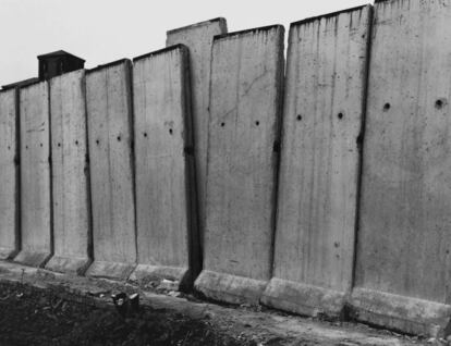 'Sin título' (1985-1987). El muro de Berlín está muy presente en su traabajo 'Tregua' (1985-1987).