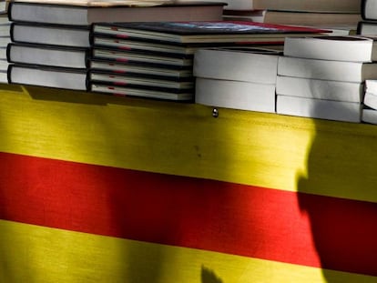 Llibres sobre una senyera al Sant Jordi del 2019.