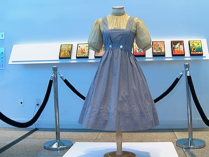 El vestido que llevó Judy Garland como Dorothy en 'El mago de Oz' y que pretendía sacar a subasta la Universidad Católica de Washington, expuesto en la casa Bonhams de Nueva York en abril de 2022.