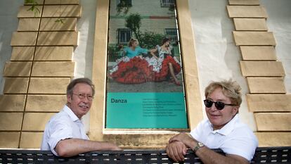 Los diseñadores Victorio & Lucchino, el pasado 9 de agosto ante el teatro de la Maestranza de Sevilla.