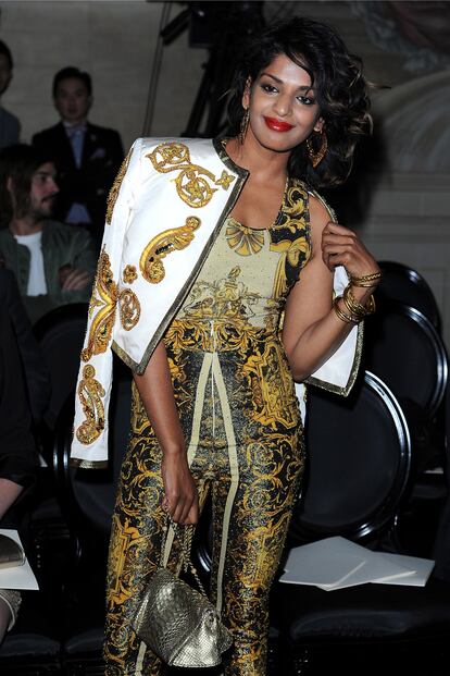 Recuperar el Versace más auténtico

	La cantante M.I.A. pasó por el desfile de Atelier Versace vestida con piezas que recuperan el espíritu de la marca más genuino. Estampado de pañuelos, dorado, barroquismo... Un look que solo puede defender ella y con tanto estilo.