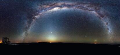 Explorar. La Vía Láctea, la galaxia donde se encuentra nuestro sistema solar, fotografiada sobre el Paranal, en el desierto de Atacama.