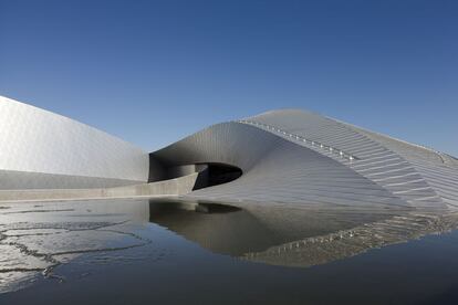 El diseño del edificio, a cargo del estudio 3xn architecs, imita el movimiento del agua.
