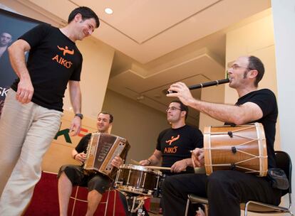 Miembros del grupo Aiko interpretan ayer una de las danzas recopiladas en el estudio.