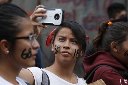 Una joven toma una fotografía durante la marcha que ha tenido lugar en Ciudad de México, el 2 de octubre de 2018.  