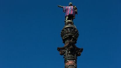 La estatua de Col&oacute;n con la camiseta azulgrana, este mi&eacute;rcoles.