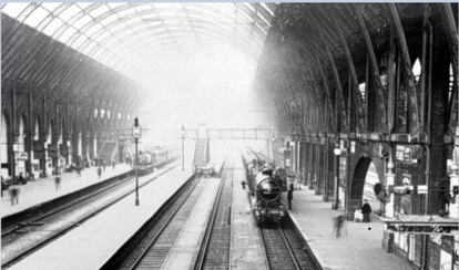 Interior de la estación de King´s Cross en la época de G. K. Chesterton (1874-1936). "Este cosmos circular del que el hombre es dios / posee soles y estrellas de verde, dorado y rojo, / y nubes de humo que sobrevuelan las alturas, ocultando su cielo de hierro". (Chesterton, 'La estación de King´s Cross')