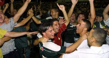 El Novelda celebra la victoria ante el Barcelona en la Copa 2002-03.