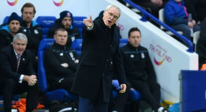 Ranieri da instrucciones durante un partido ante el Stoke.