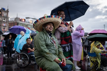 Una familia que acude a presenciar el primer Grito de Independencia de Sheinbaum, este lunes.