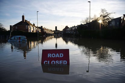 Cruce de calles anegadas por el desbordamiento del río Foss en York, al norte de Inglaterra.