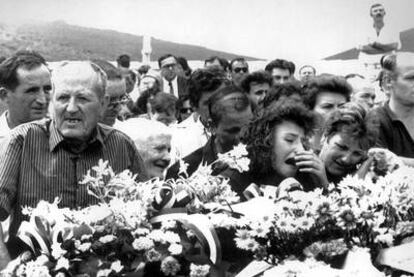María del Carmen Cabanillas, hermana de una de las niñas asesinadas, llora durante en el entierro de las víctimas de la matanza de Puerto Hurraco ( Badajoz) .