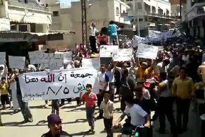 Manifestantes antigubernamentales marchan por las calles de Idlib, en una imagen de un vídeo colgado en YouTube.