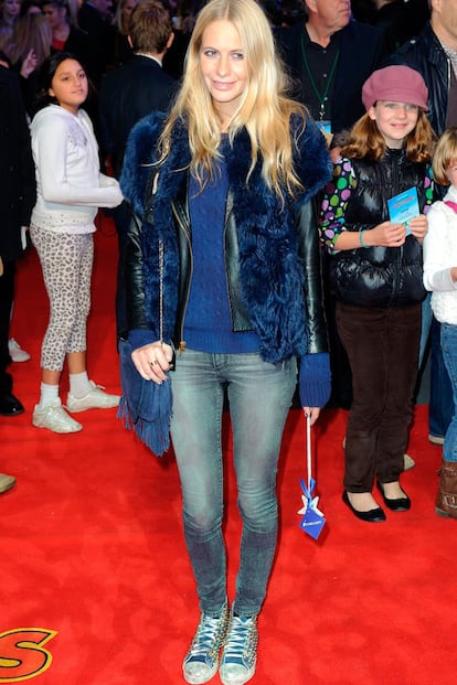 Una vez más, Poppy delevigne con una cazadora de piel y zapatillas de pinchos en el estreno de Arthur Christmas en Londres