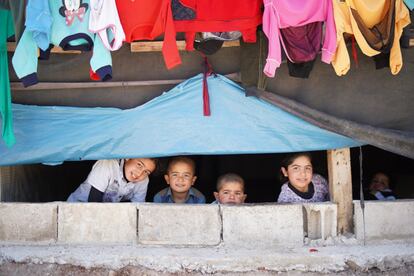 Durante los últimos años, el valle de la Bekaa en el Líbano ha acogido a miles de familias de Siria después de que la guerra destruyera sus casas y pueblos. Nueve años después, la guerra sigue siendo brutal, y millones de niños siguen en movimiento. El hambre, el trabajo infantil, el matrimonio precoz, la falta de educación y la falta de una nutrición adecuada son problemas que afectan la salud y el bienestar de los más pequeños.