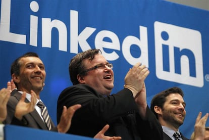 El fundador de LinkedIn, Reid Garrett Hoffman, (en el centro) aplaude el estreno del valor en  la Bolsa de Nueva York.