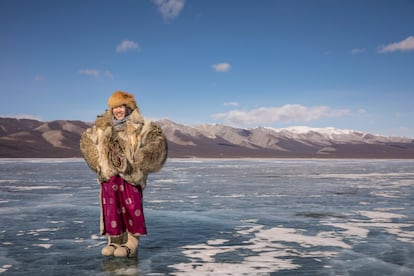 Cuando el lago de Khövsgöl Nuur se congela, muchos visitantes aprovechan para inmortalizarse sobre sus cristalinas aguas.