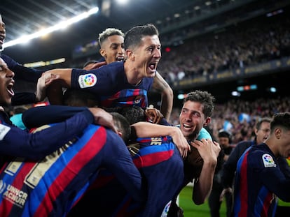 Los jugadores del Barça celebran el gol de Kessié.