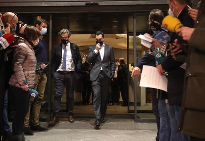 Juan Manuel Moreno, Presidente de Andalucía, saliendo de la sede del PP.
