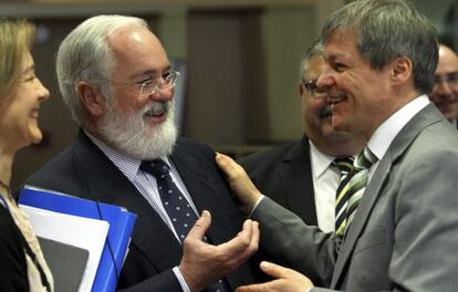 El ministro de Agricultura, Alimentación y Medio Ambiente, Miguel Arias Cañete, conversa con el comisario del ramo, Dacian Ciolos.