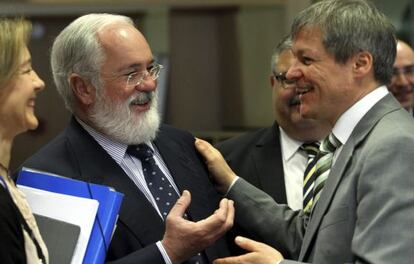 El ministro de Agricultura, Alimentaci&oacute;n y Medio Ambiente, Miguel Arias Ca&ntilde;ete, conversa con el comisario del ramo, Dacian Ciolos.