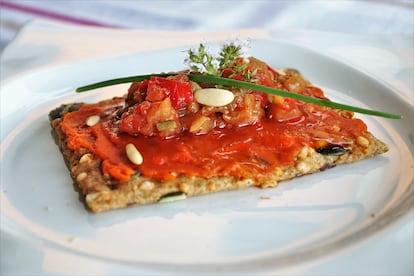 Tostada con sobrasada, pisto, miel y piñones.