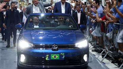 El presidente Lula y el vicepresidente Alckmin llegan este viernes al acto en la planta de Volkswagen en São Bernardo do Campo.