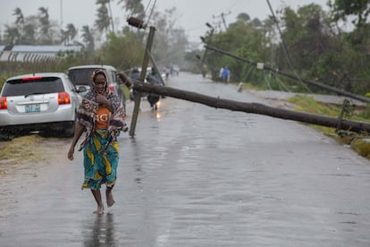 Una mujer camina por una calle dañada tras el paso del ciclón Freddy en la ciudad de Quelimane, en Mozambique. Según el último balance, al menos 58 personas han muerto en este país.
