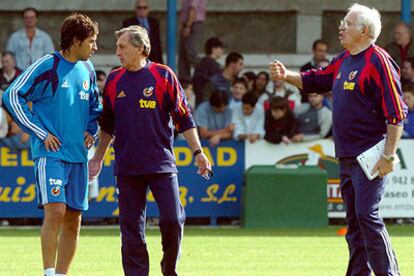 Luis Aragonés, durante el entrenamiento de ayer, en Torrelavega, con su ayudante, Armando Ufarte, y Raúl.