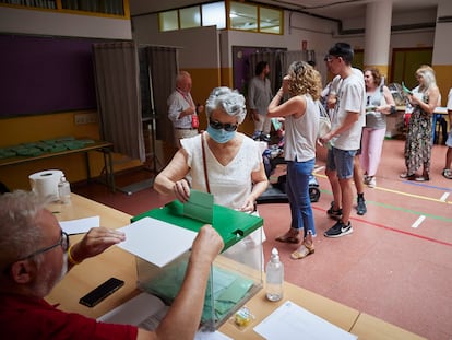 Cola para votar en el Colegio Público Genil de Granada, este domingo.