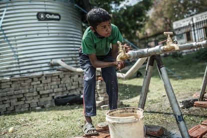 Oxfam Intermón ha llevado agua a más de 15.000 personas que viven provisionalmente en el campo de Tundikhe.