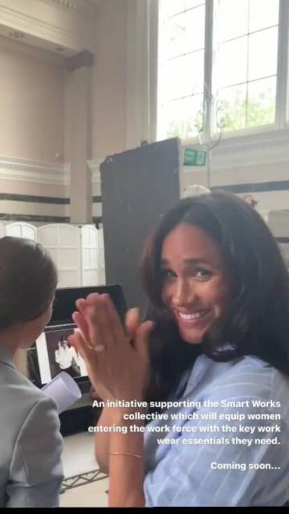 Meghan Markle sonríe durante la sesión de fotos de su colección de ropa.