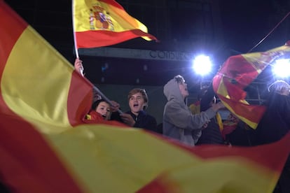 Seguidores de Vox celebran los resultados de las elecciones en la sede del partido en Madrid.