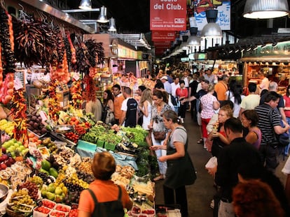 Personas comprando en el mercado de la Boqueria, en una fotografía de archivo.