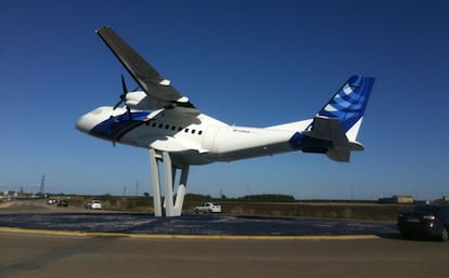Rotonda cercana al aeropuerto de Sevilla, con un Airbus CN235. Enviada por Beatriz Arias.