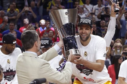 El rey Felipe VI entrega la copa al capitán del Real Madrid Felipe Reyes.