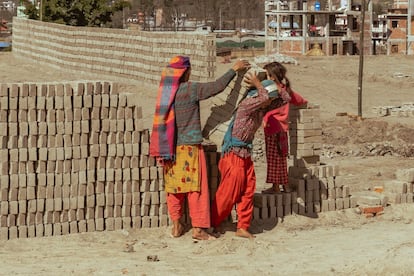 Horno de ladrillos en Bhaktapur. Una joven carga 24 ladrillos, con un peso aproximado de 48 kilos. Los niños que trabajan en los hornos están expuestos a condiciones de trabajo muy duras. Soportar tanto peso les provoca problemas con las manos, la espalda y las rodillas, y el polvo y el humo son dañinos para sus ojos y pulmones.