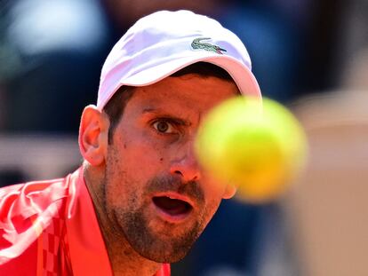 Djokovic, este martes durante el partido contra Khachanov en la Philippe Chatrier de Roland Garros.