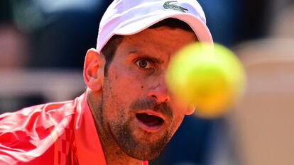 Djokovic, este martes durante el partido contra Khachanov en la Philippe Chatrier de Roland Garros.